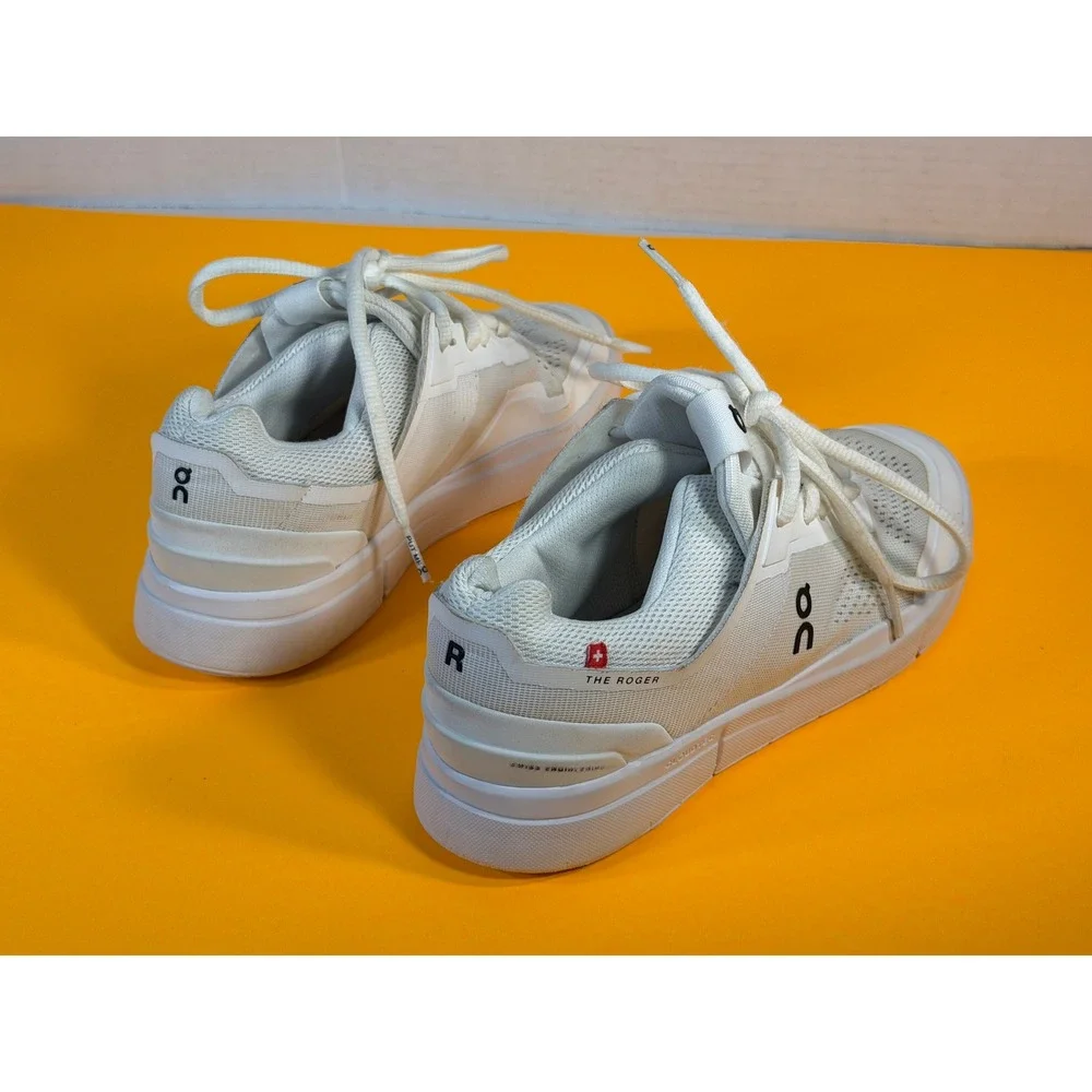 On Cloud THE ROGER Clubhouse White Silver Sneakers Womens Size 6 3WD11480482